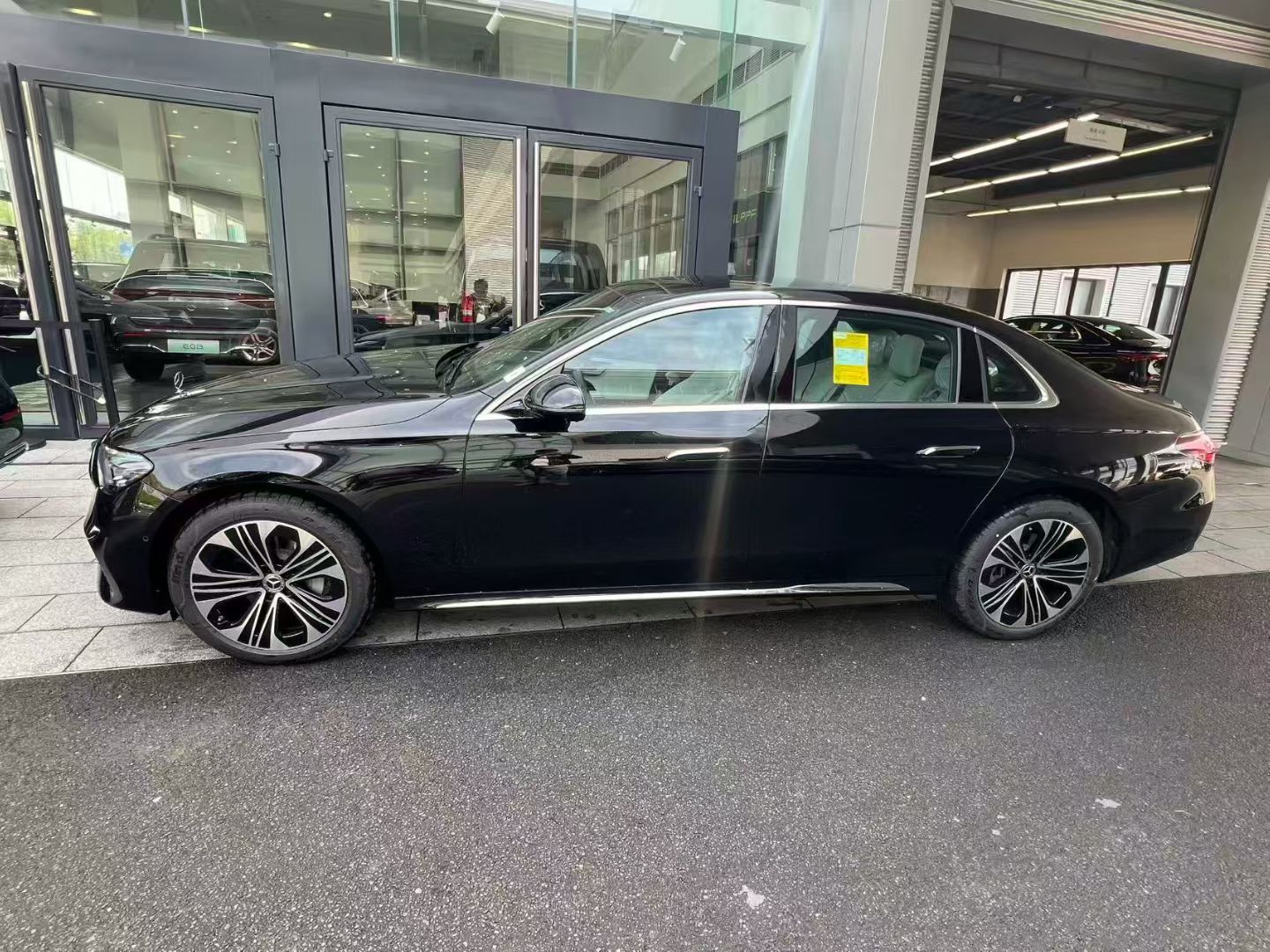 今天交两台车第一台是南宁客户定的E300L豪华星云灰内饰今年3月车，日期新到可怕