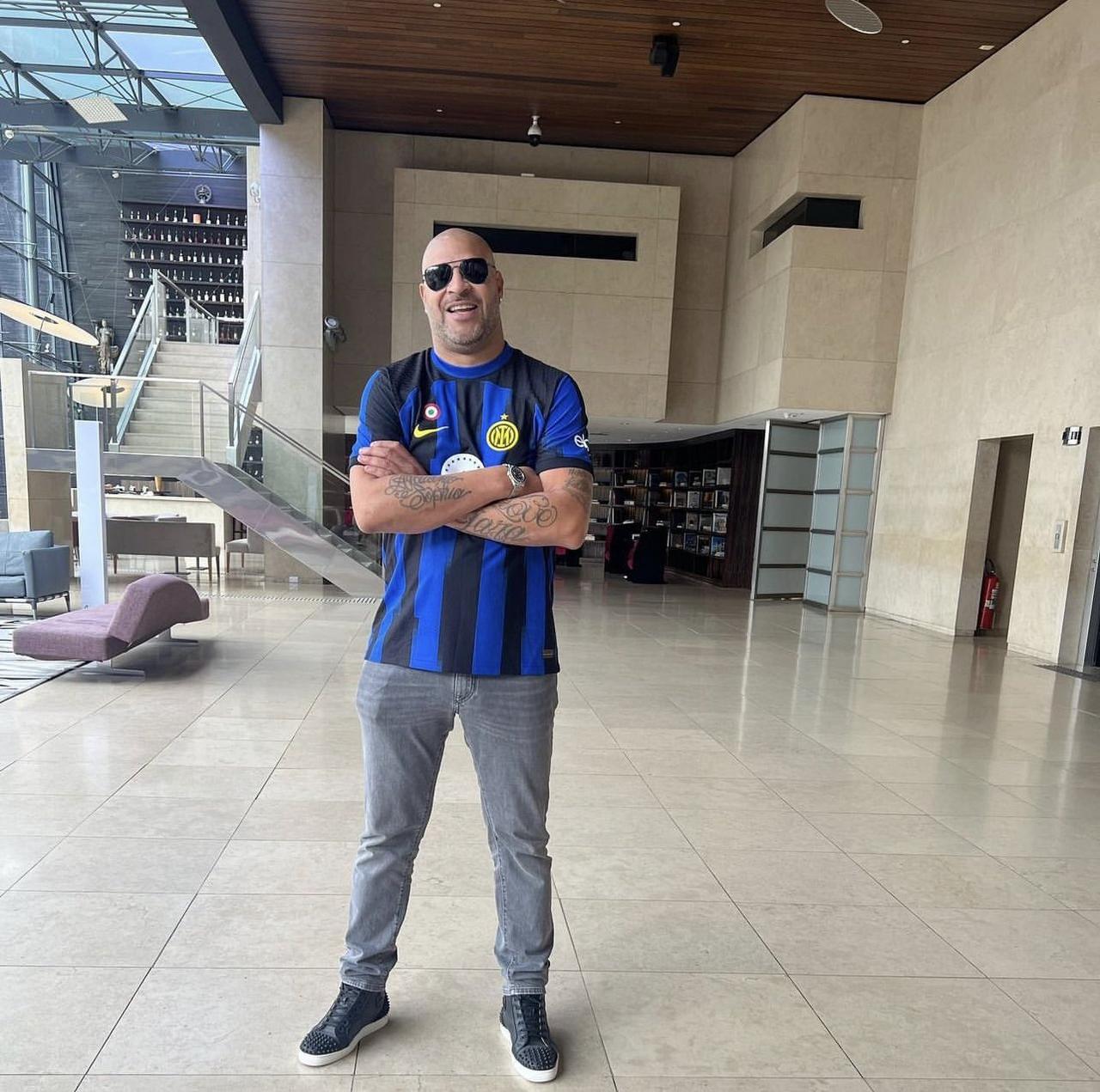 这胖子说他会踢足球，而且效力过豪门球队，重炮干过皇马，在实况里无敌，似不似吹牛不