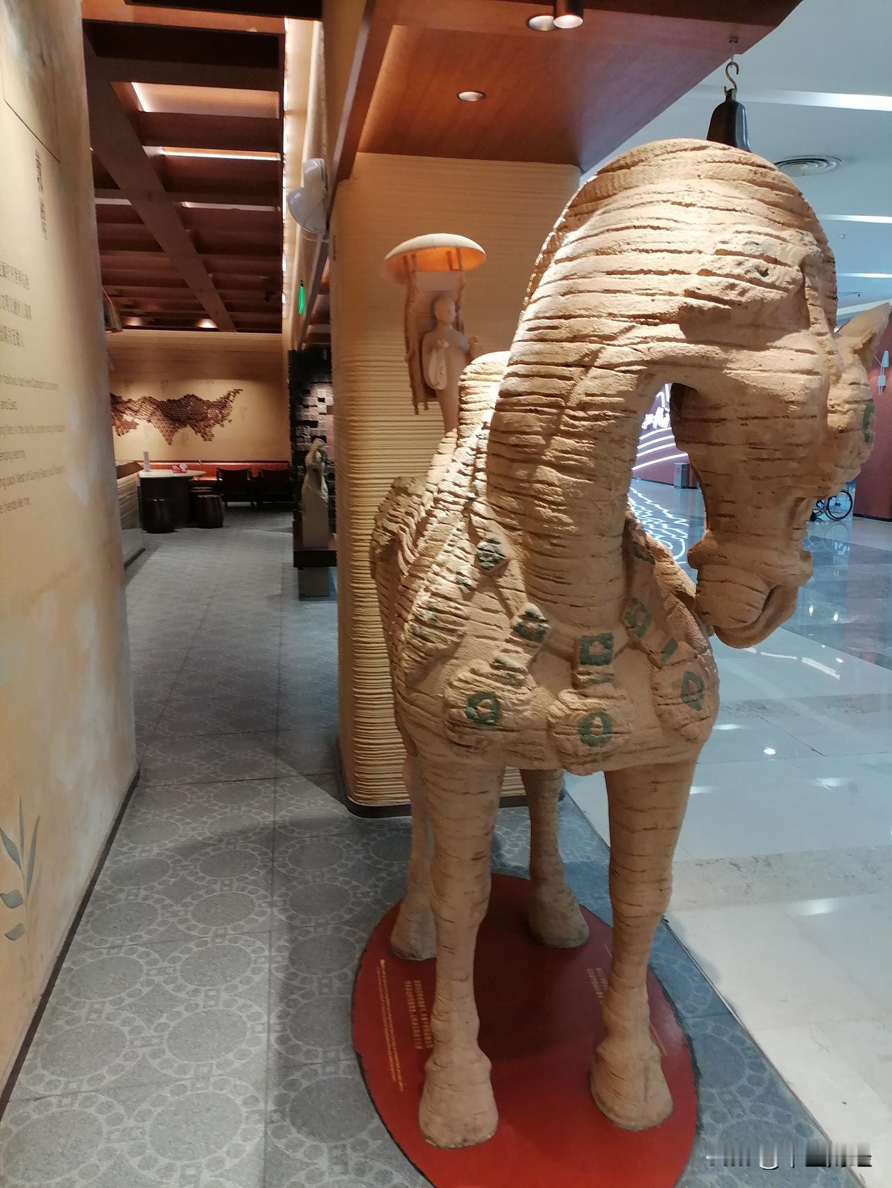 敦煌艺术的魅力确实无处不在，从壁画飞天到彩塑菩萨，其造型语言早已超越传统艺术边界