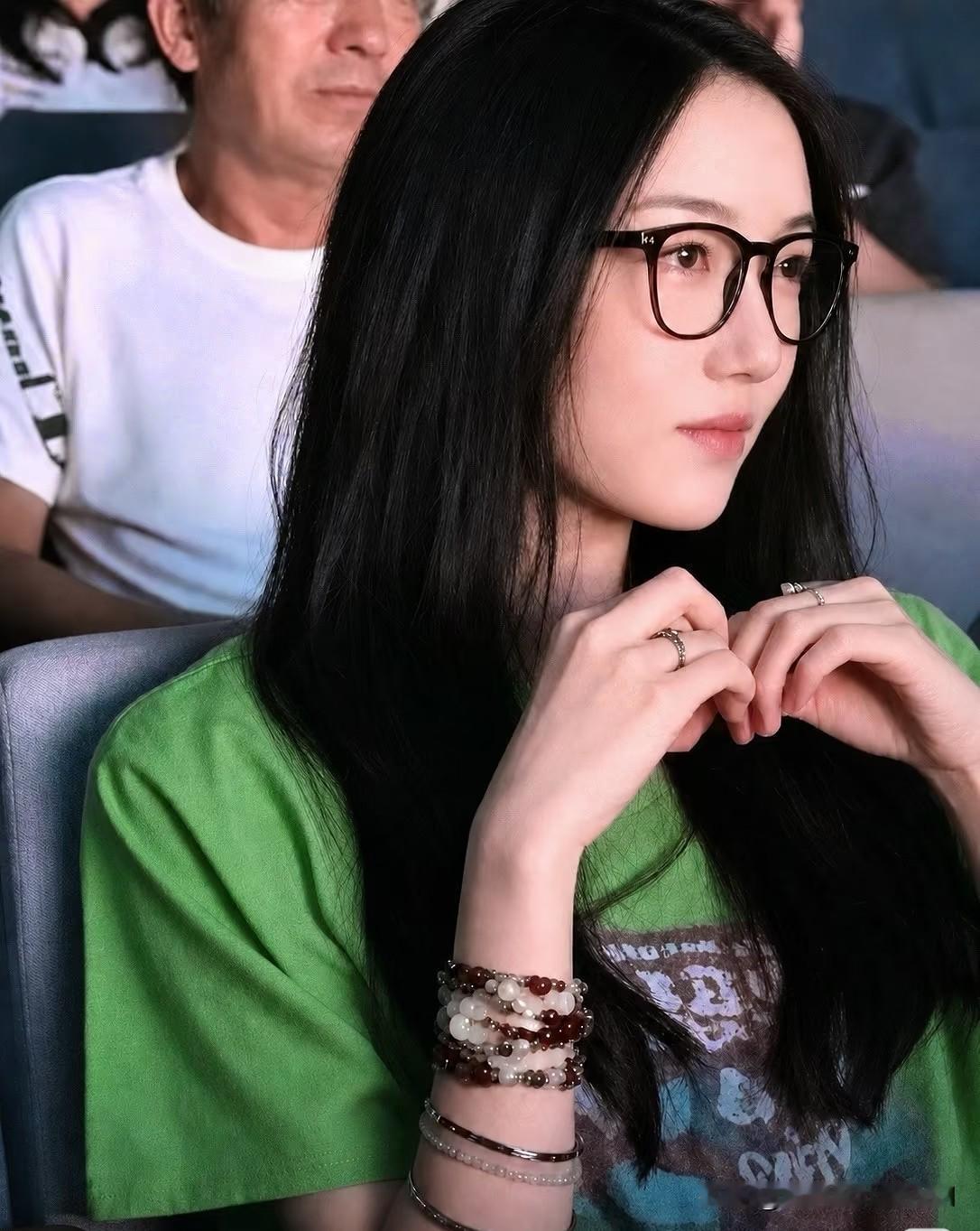 王菲没想到，自己最爱的小女儿李嫣，竟又给李亚鹏疯狂长脸了！

19岁李嫣假期回国