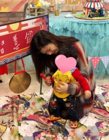 一直都是陈妍希带孩子，她一定是个好妈妈！ 之前陈妍希晒过带儿子一起看海的背影，小