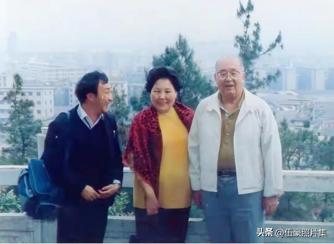 1991年4月22日，全国政协副主席王光英（右一）与夫人应伊丽（右二）接受鄂州报