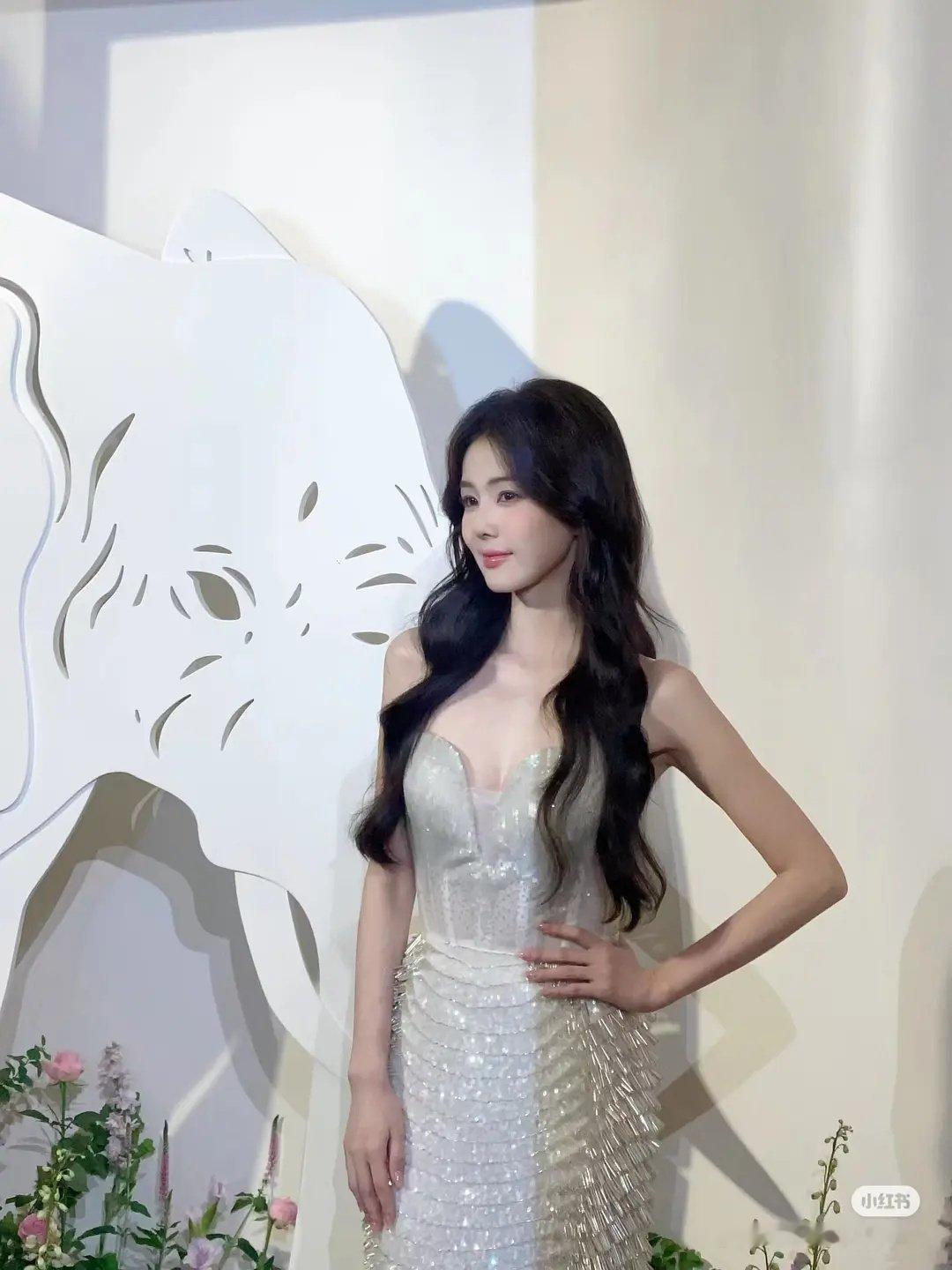 白鹿已经美的生图和精修图长一样了吗？ ​​​