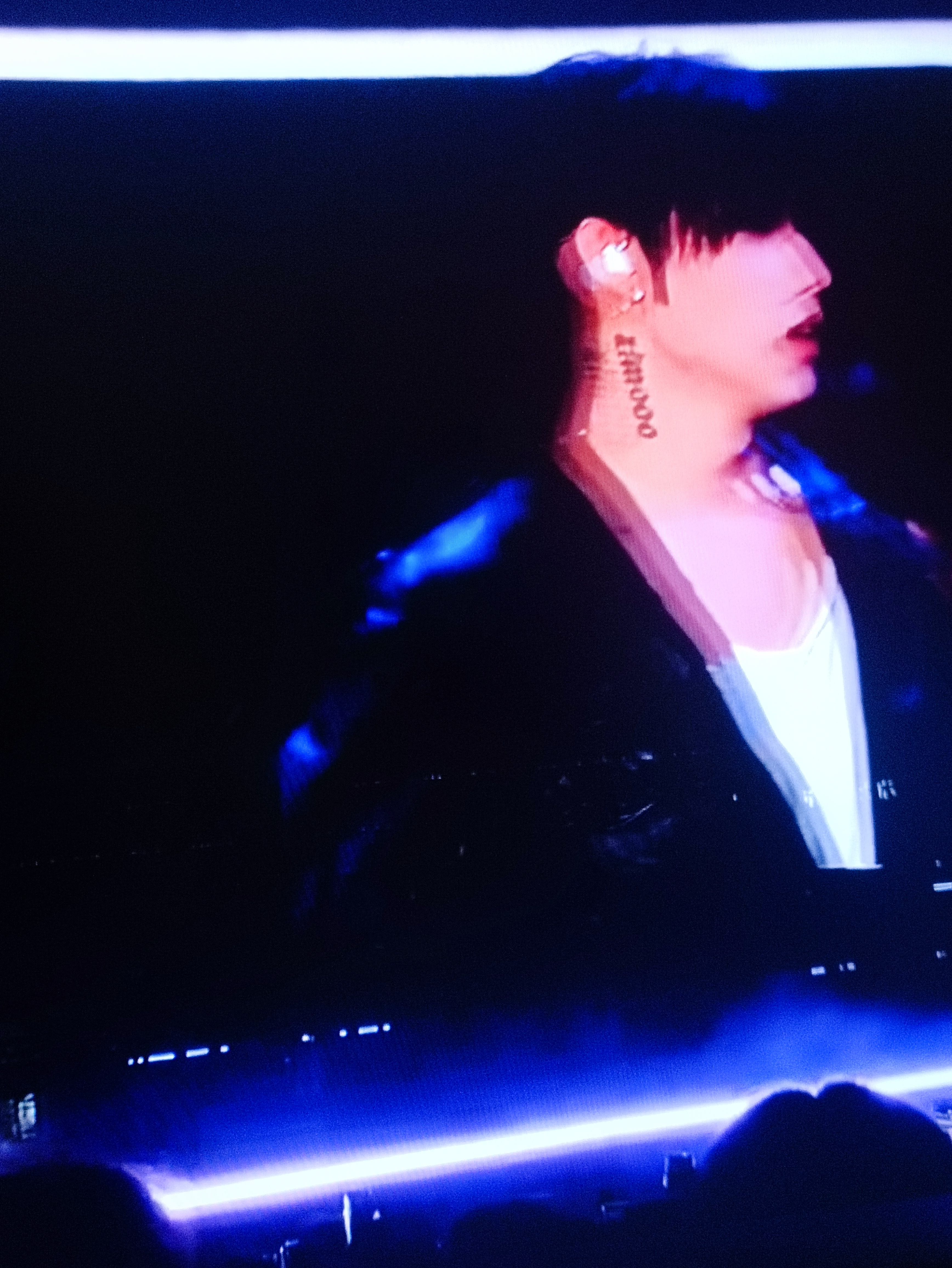 张子墨 今天的纹身贴在侧颈！