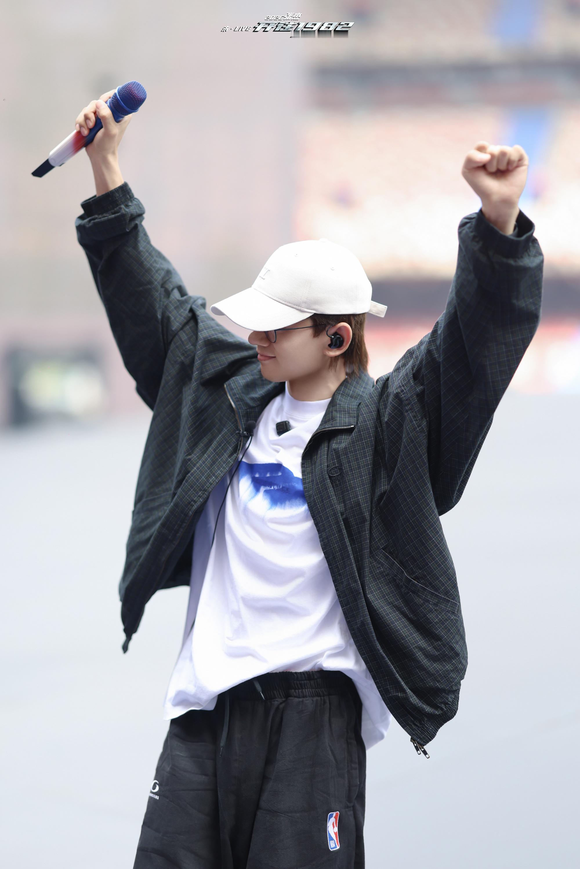 张杰鸟巢演唱会两年内翻倍张杰鸟巢从8到16张杰鸟巢连唱16场 今晚第16场最后一