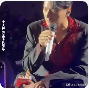 山东泰安演唱会上，海来阿木正全情投入闭眼唱歌，互动环节突然被台下歌迷递来一根烟，