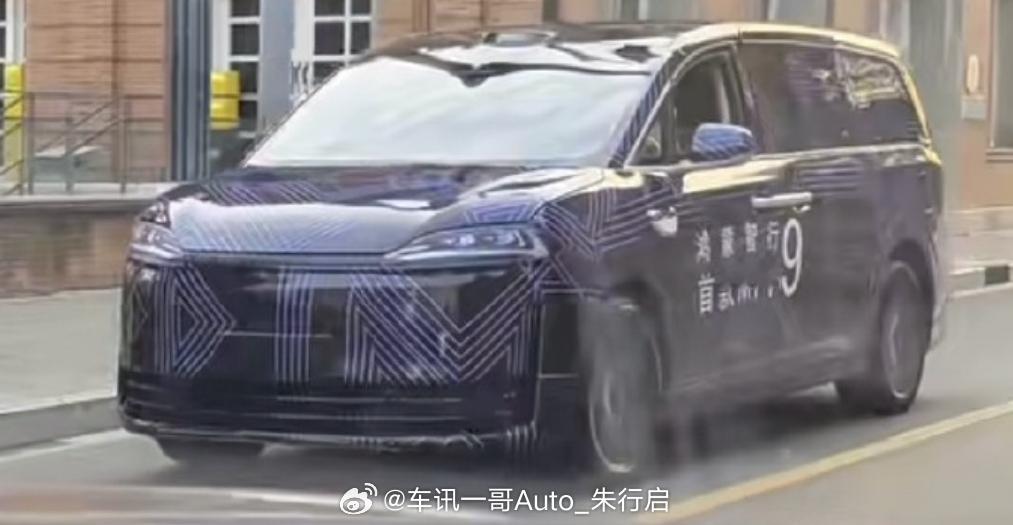 全新智界V9的谍照伪装图曝光整车看起来很像是大号版本的智界R7前脸下巴有点尊界的