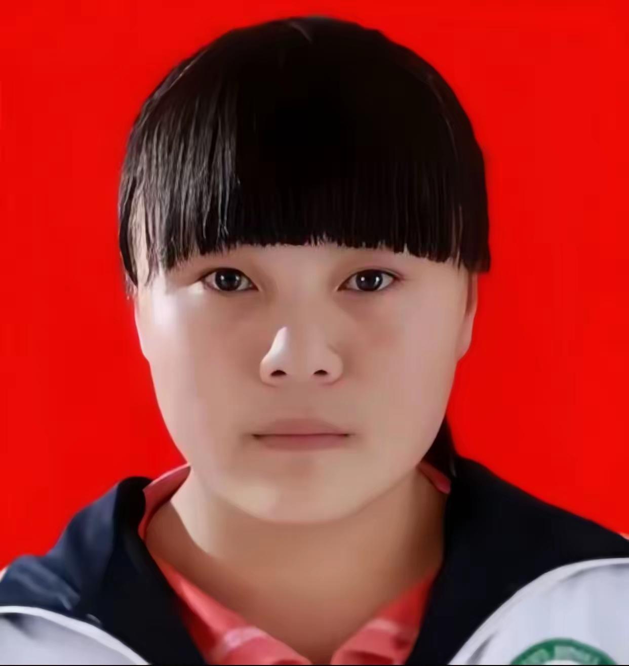 4岁撑起一个家！父亲抛弃瘫痪妻女另组新家庭，她却用冻疮小手喂饭擦身，10年后感动