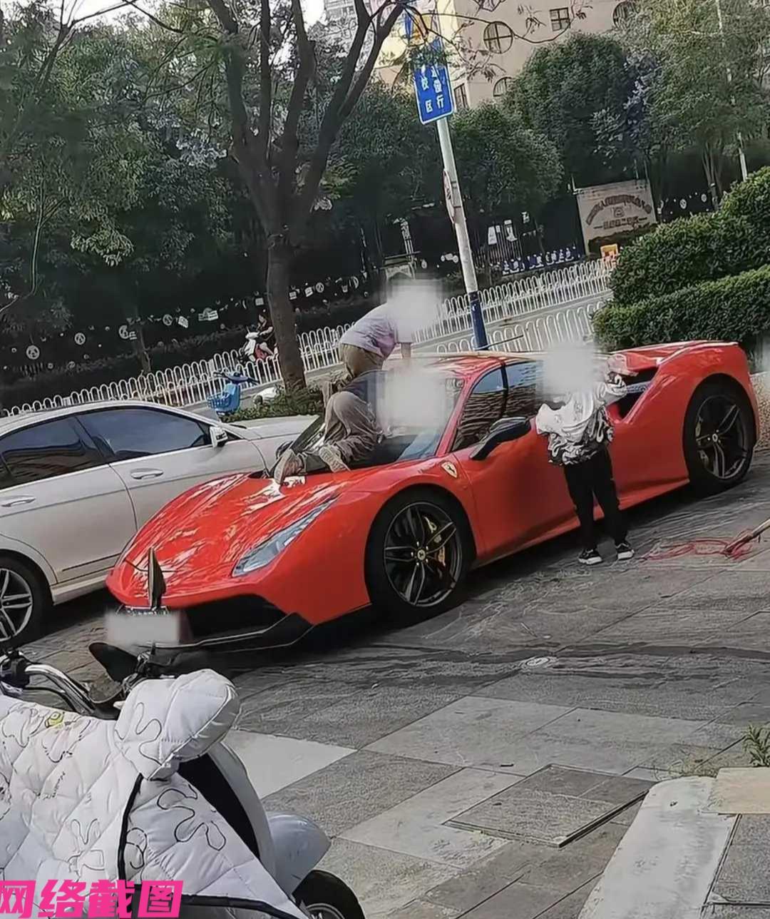 云南某车主有辆三百六十万的红色法拉利此刻停在路边，然却被一群孩子当滑梯嬉闹，结果