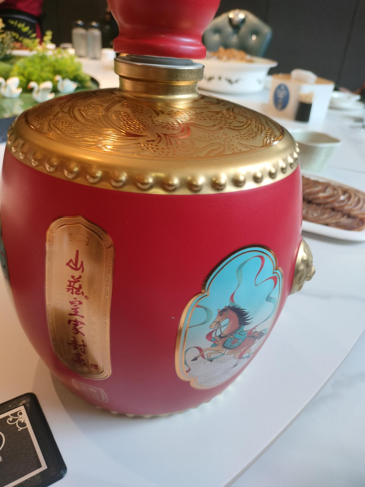 分享一句与酒相关的诗词举杯邀明月，对影成三人——李白的'《月下独酌》。