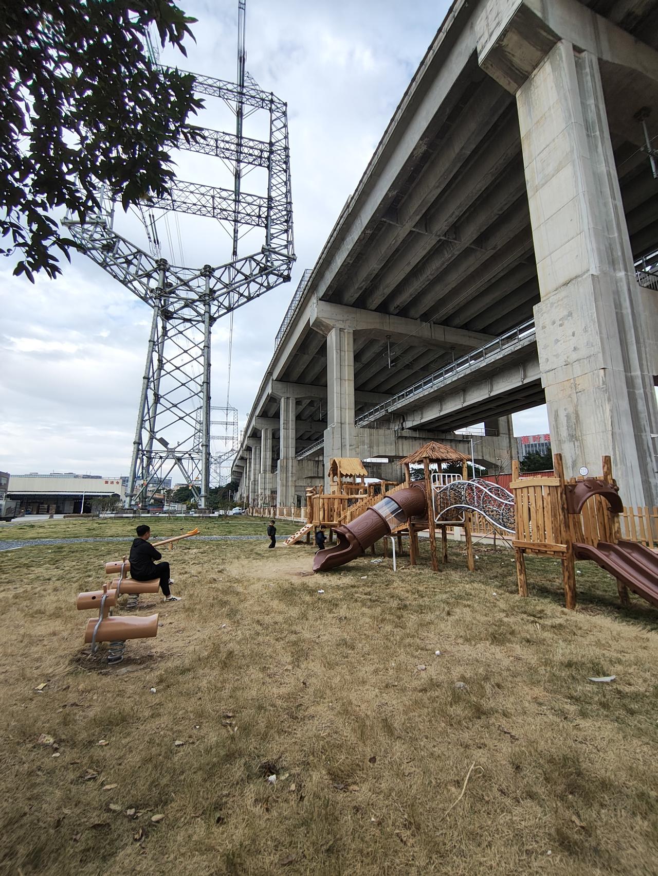中山市南头镇的一个闲置土地盘活为小型儿童游乐园！

每天傍晚和周末，乐园里满是孩