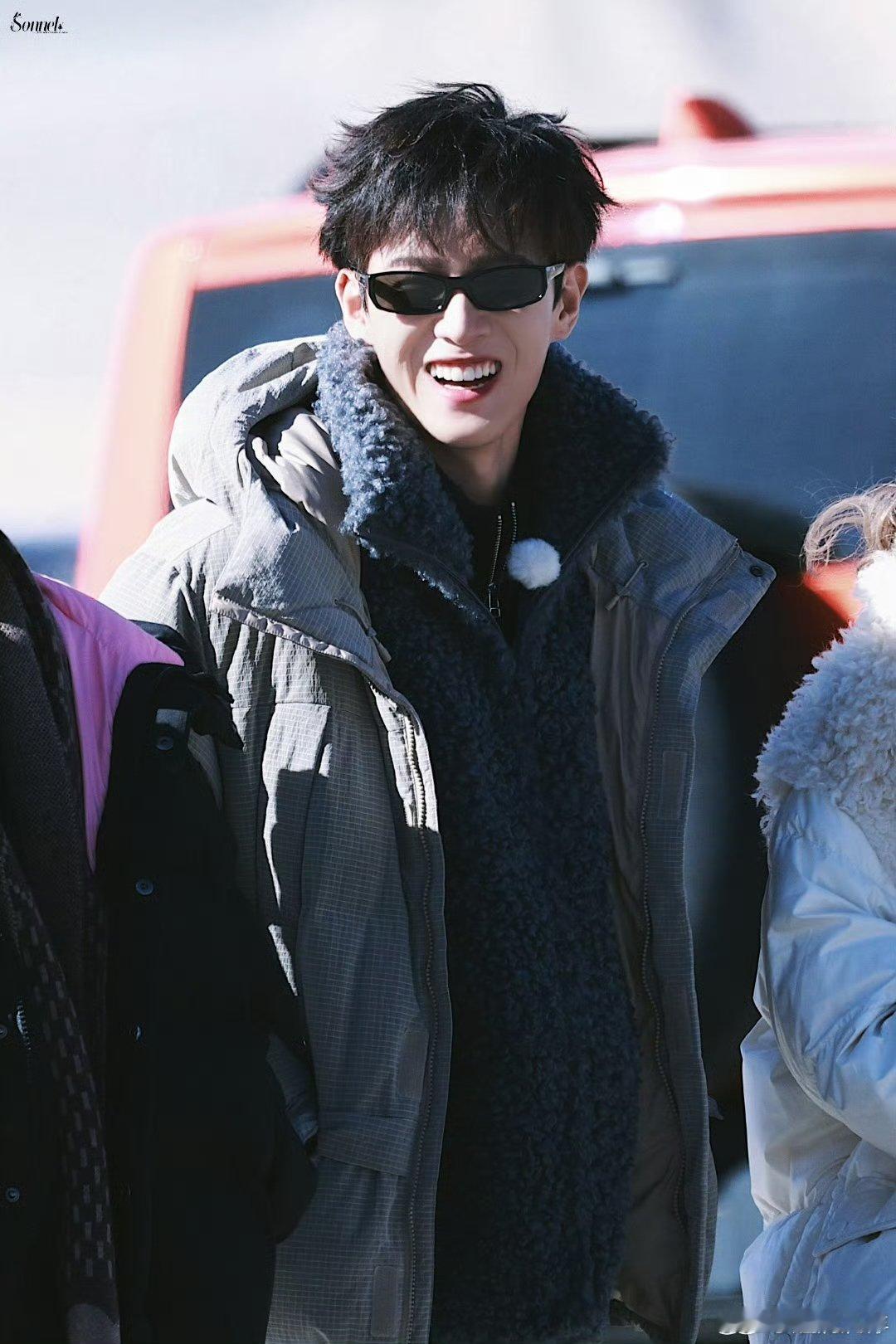 谁懂啊！李昀锐撞见粉丝同款挂件，秒变惊喜小太阳，瞪圆眼睛蹦跳着凑近分享默契，眼里