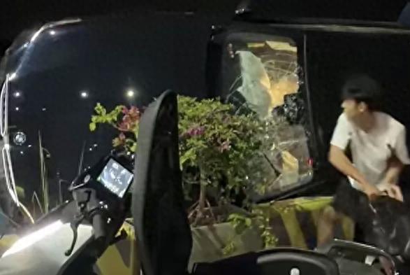 “善良会被传递的！”广东汕头，一辆小轿车发生侧翻，车主被困在车里出不来，一名18