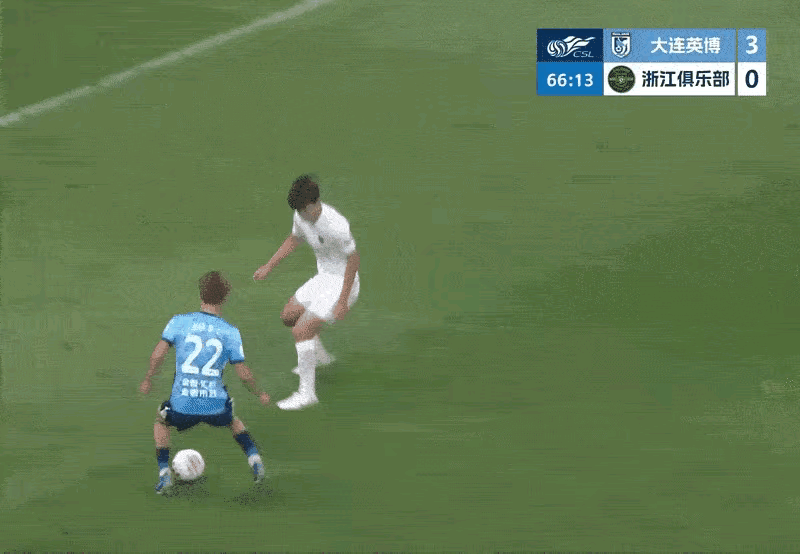 刘浩帆这是航母掉头做了好人，成全了毛伟杰的这个丝滑进球！
毛伟杰的带球趟人，一扣