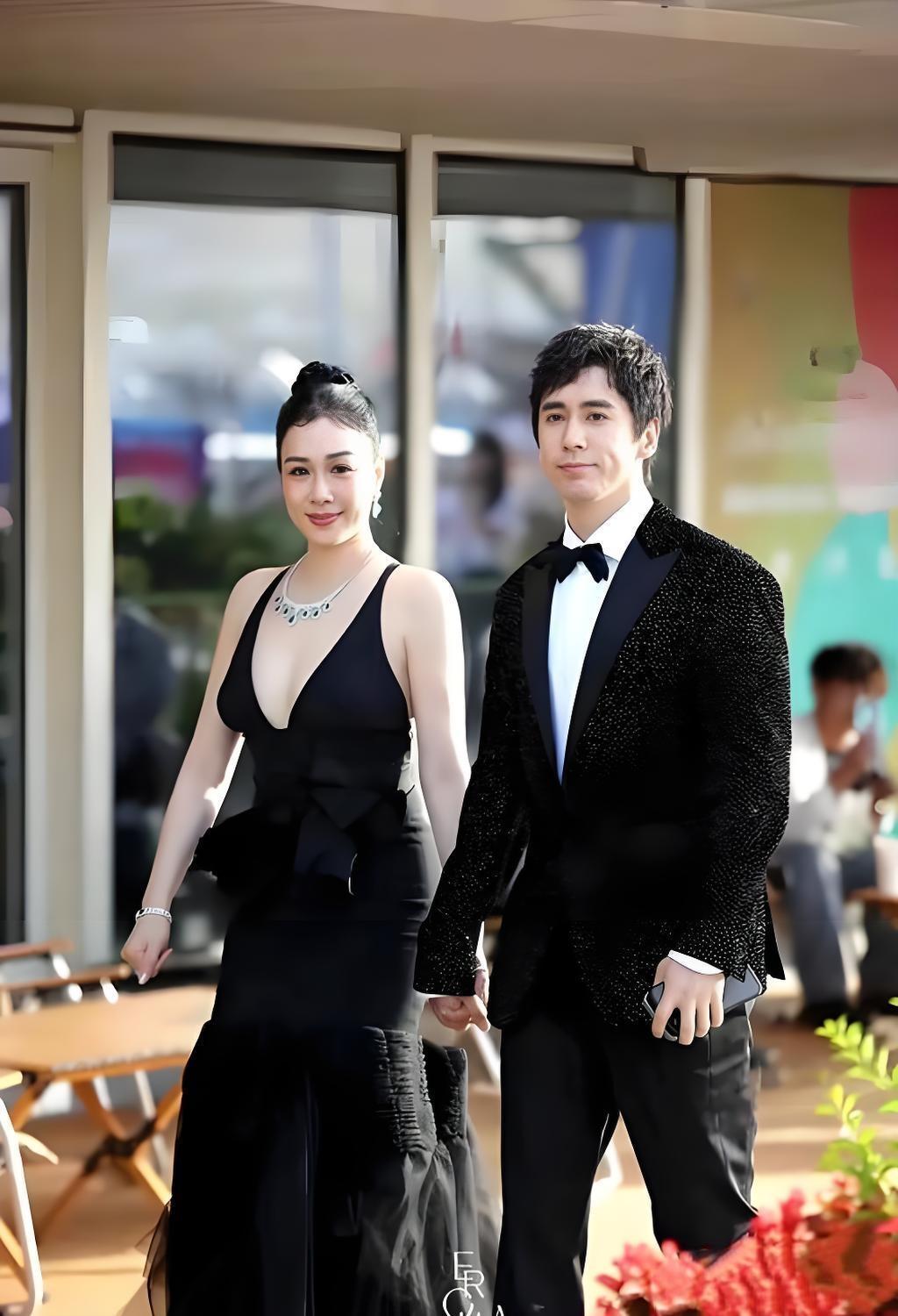 50万水晶裙，张伦硕钟丽缇最真实的婚姻
 
在一次采访，主持人问张伦硕最接受不了