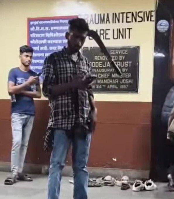 印度一名男子在被3名青少年袭击后，自己走到急诊室，头上插着一把砍刀。
　　他一边