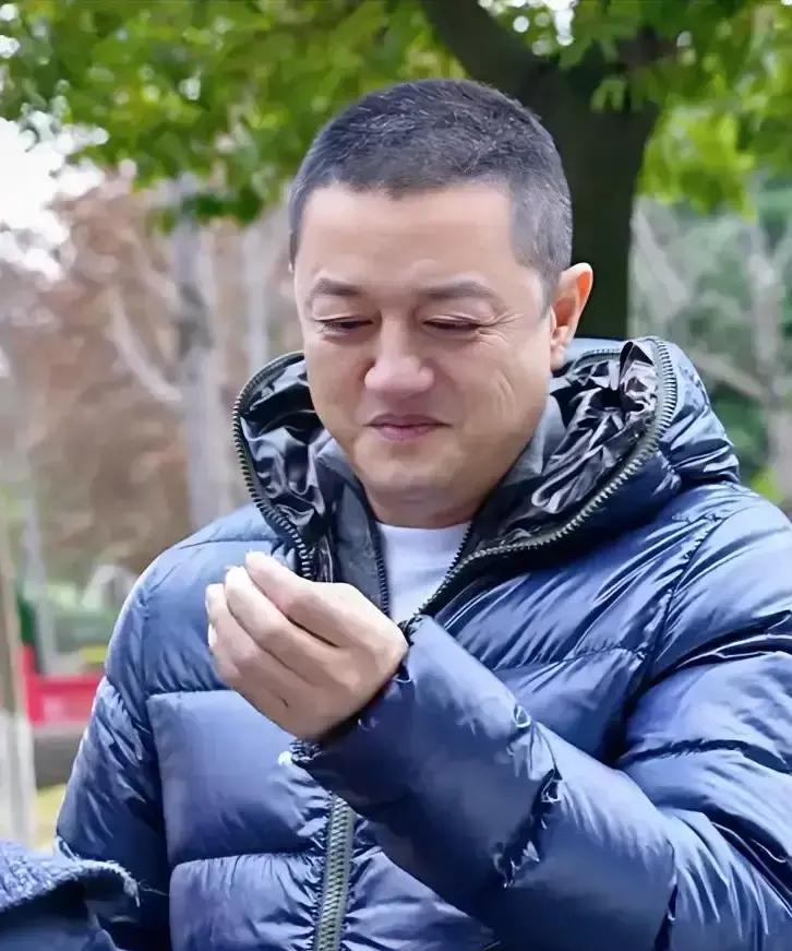 你还在拿李亚鹏的“欠债”当谈资？醒醒——他的朋友圈早用三个“正循环”打了所有人的