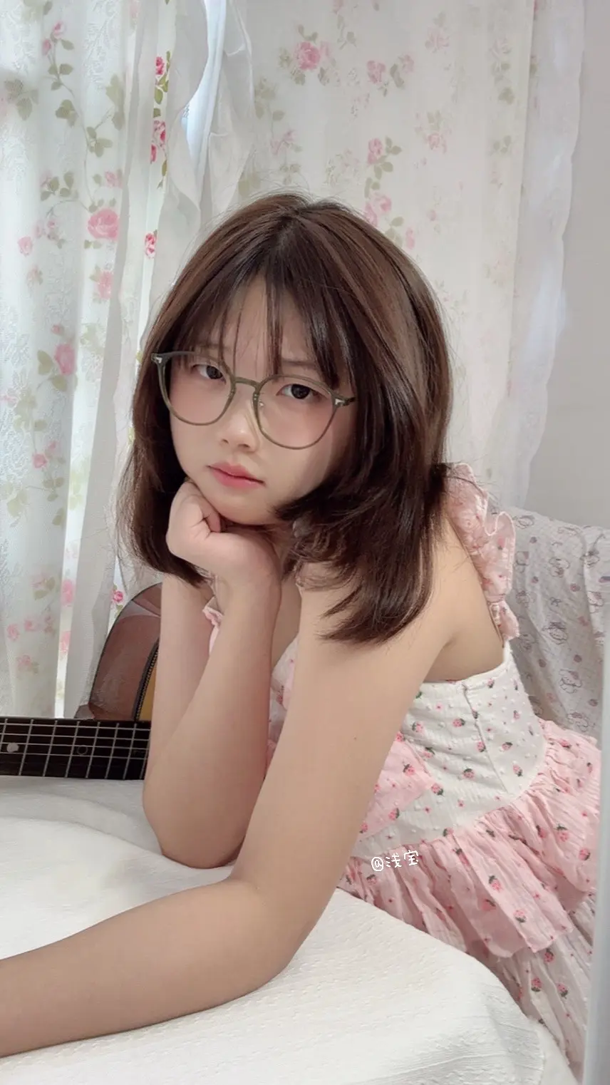 微皱眉头，不知所措~