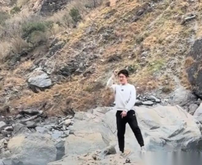 虎跳峡遇难者身份，1997 年出生的山东枣庄小伙杜先生，是位性格温和、深受学生喜