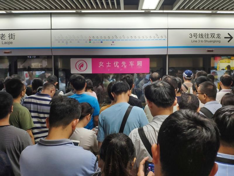 地铁让座老人，对方不道谢，肯定不对。之前上海有个女子坐爱心专座，看到老人上车迟疑