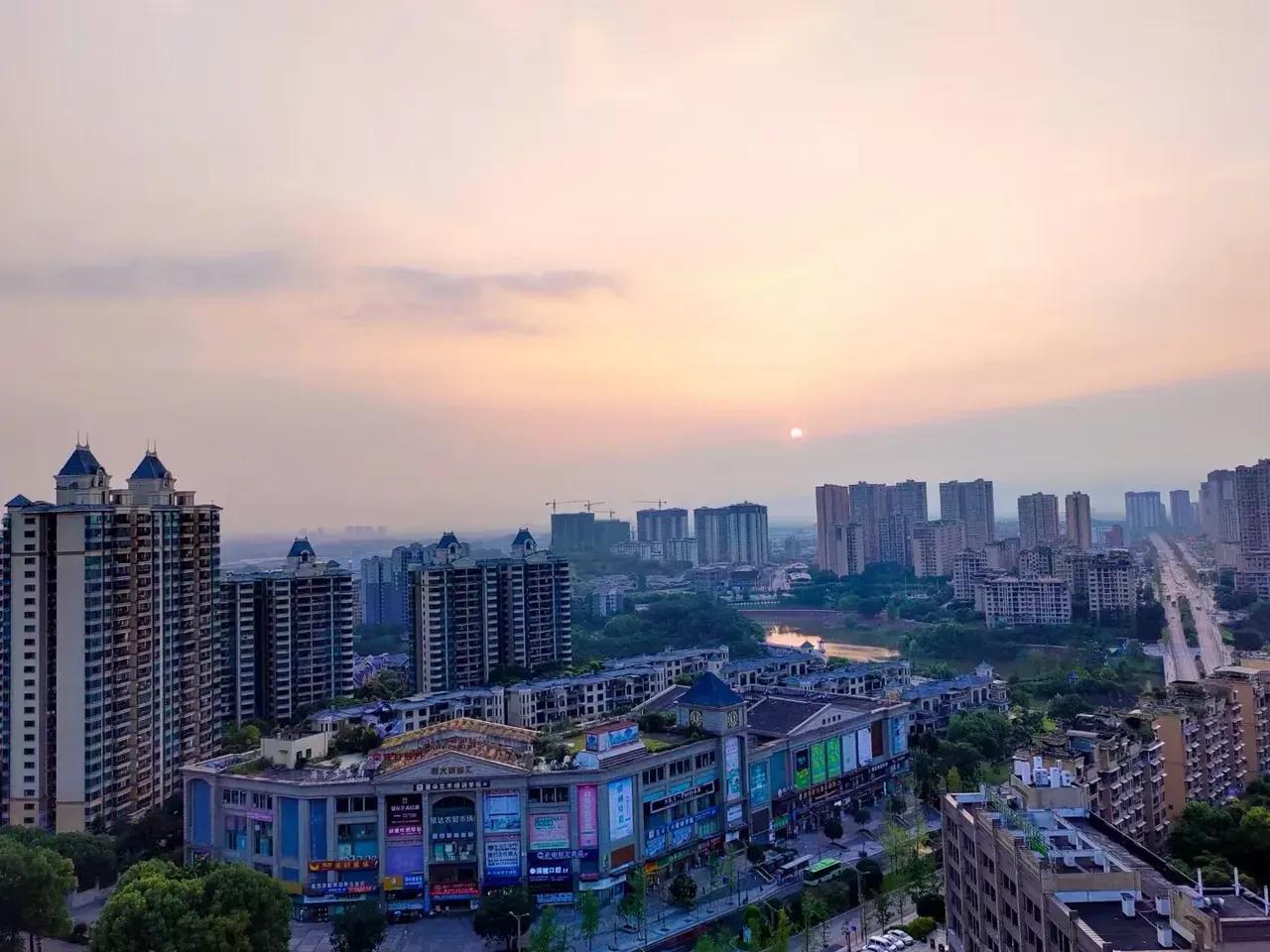 《自嘲》
常叹双眸渐不明， 对妆犹自意难平。 
银丝缭乱风中舞， 皱影交杂镜里呈