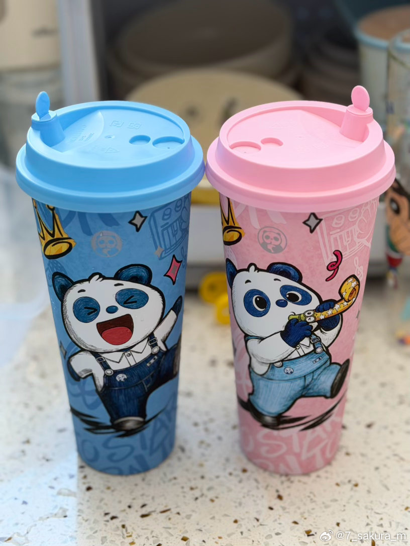 茶百道这杯子可爱成这样，蓝粉色举起来～ 