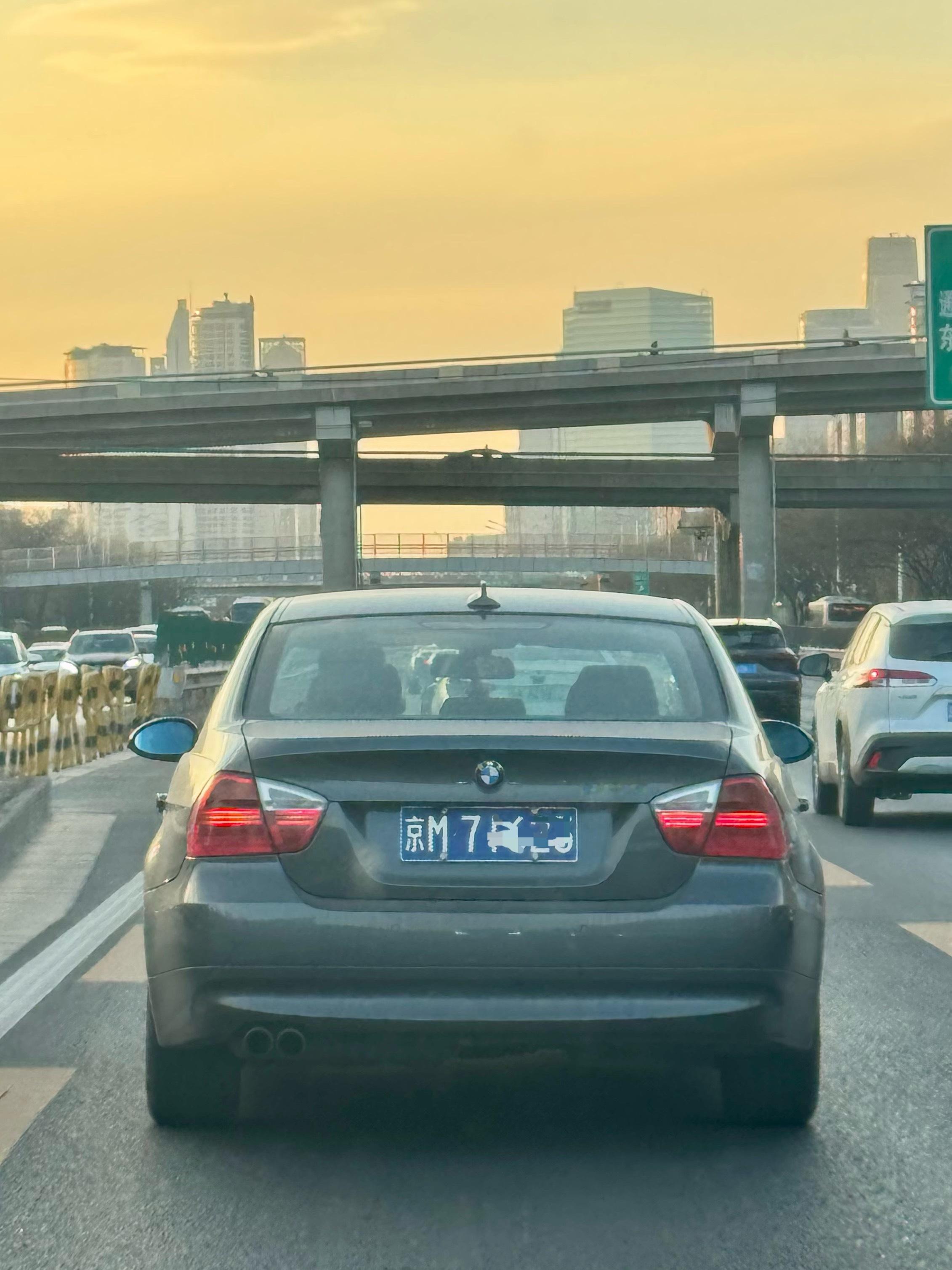 当年的E90 LCI，牌子也是当年的，2006年前后的车，北京车牌还是深色的。李