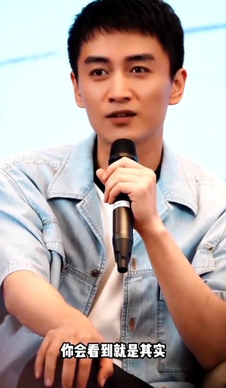 演员真正不心虚的时刻，是死磕熬到凌晨三点后。

以前怕挨骂总拼命解释。现在他闭紧