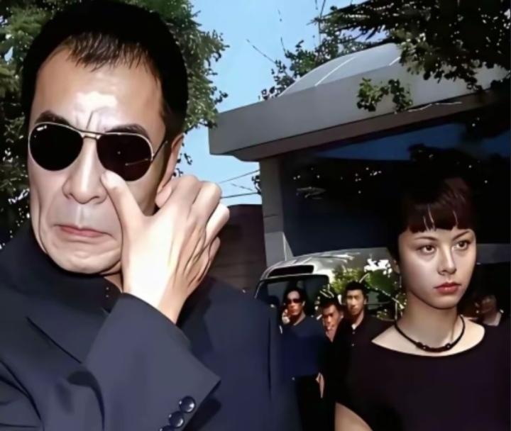 追悼会上那十秒，刘威哭到几乎昏厥。
记者镜头对准他时，他却突然抬头问了句：刚那角