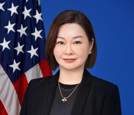 新加坡联合早报8月22日写道：“美国驻华大使馆公告，曾于美国在台协会（AIT）任