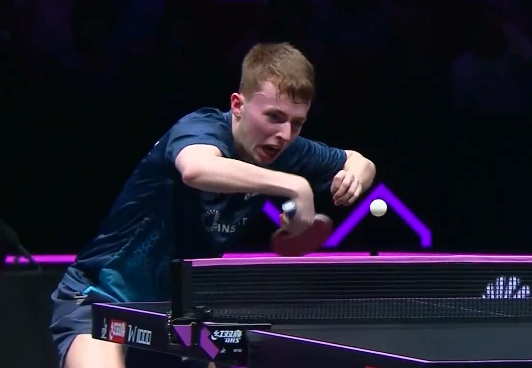 我去！温瑞博太硬了，连发长球，科顿懵了。
欧美选手一向擅长打对抗，
而温瑞博也喜