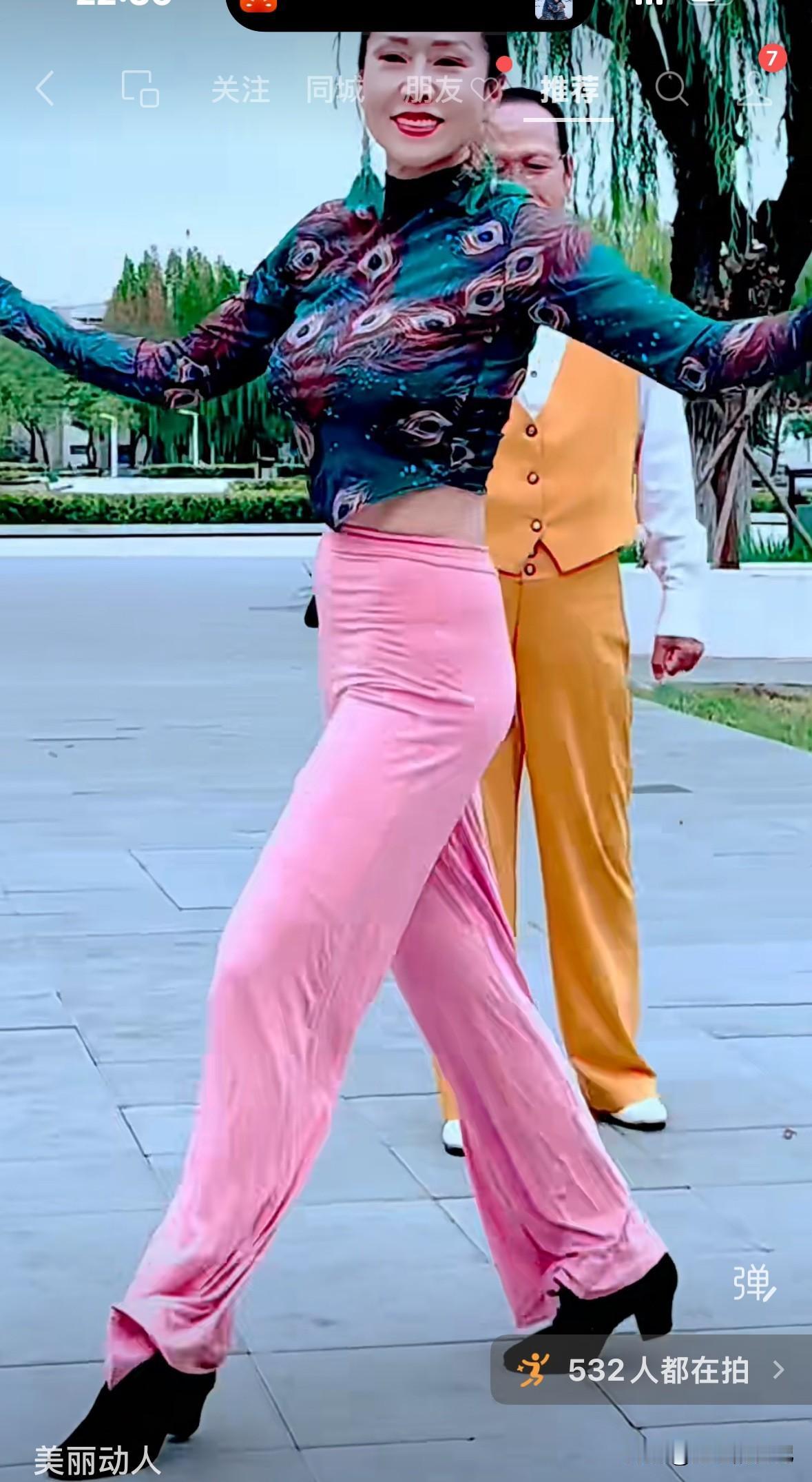 大家说，这样真的美么？夹的不难受么？我强迫症都看犯了，就想伸手给她拽出来。

实