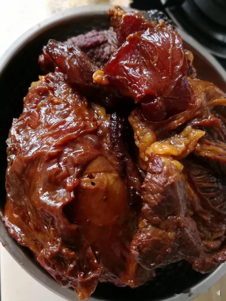 家庭版酱牛肉做法。
1、牛腱子买回来，钢钎扎小孔，冷水浸泡不低于两小时，泡出血水