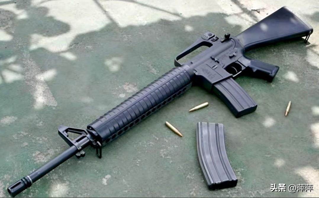 美国柯尔特公司生产的M16A2突击步枪，它是M16系列的改进型号，也是美军上世纪