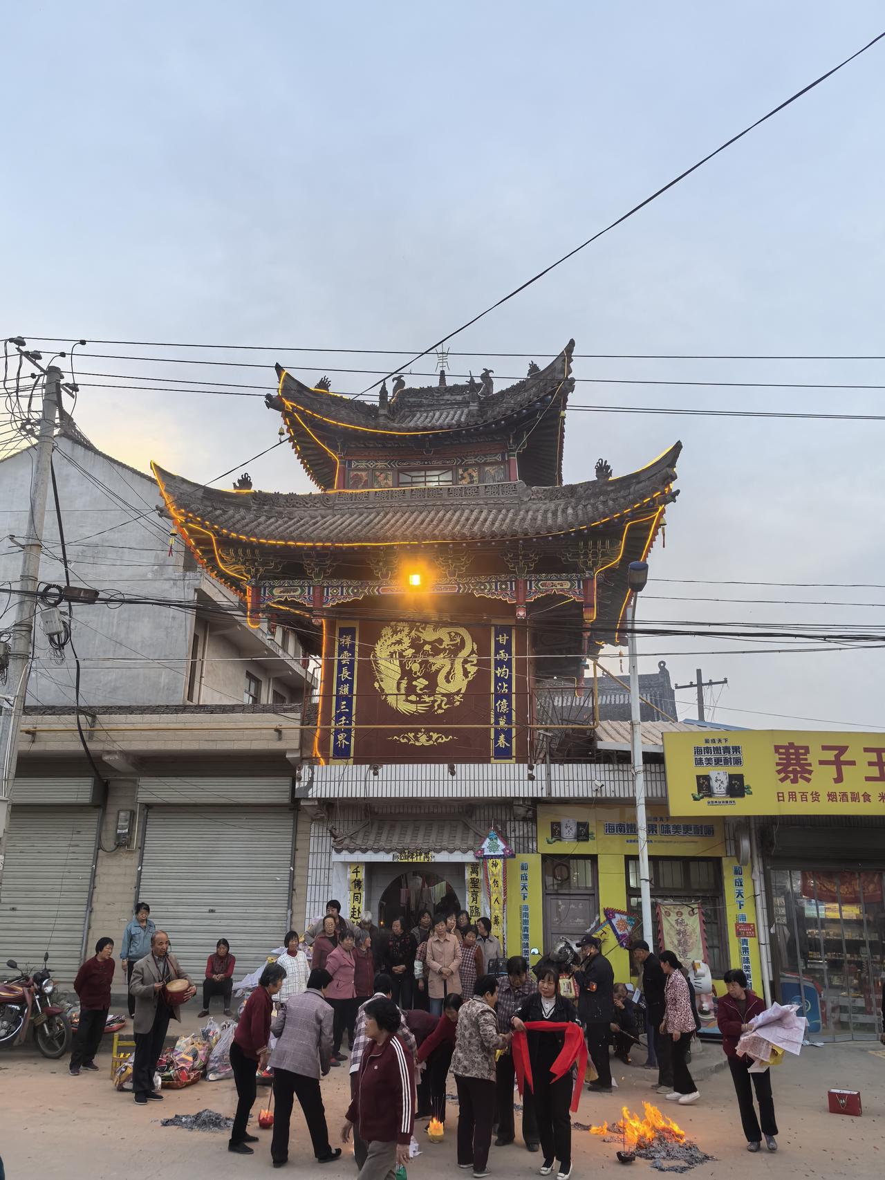 该说不说，『宝鸡地区的小庙还真是多呀』

今天走310国道，
路过陈仓区寨子村的