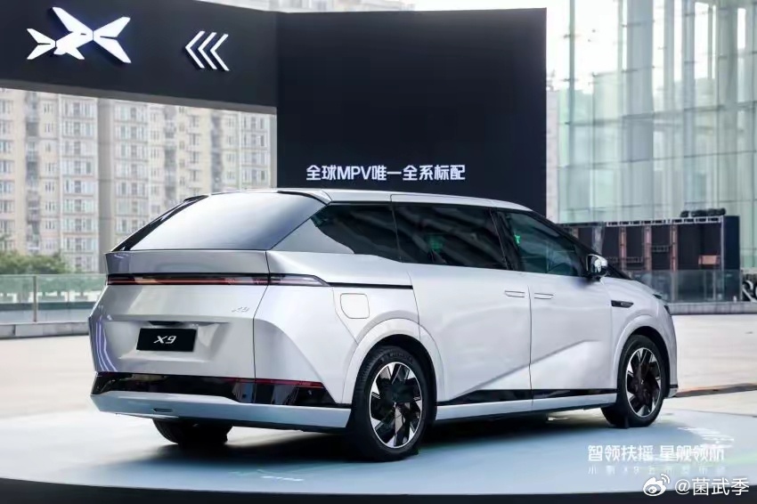 大v聊车汽车，不仅仅是一种交通工具，更是一种生活方式。它代表着自由、冒险和无尽的