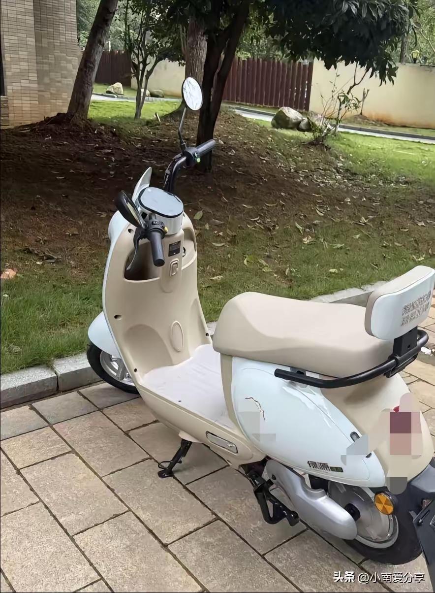 这些保命的知识，
早知道早受益！
​1. 千万不要让金属物品接触到电动车充电口，