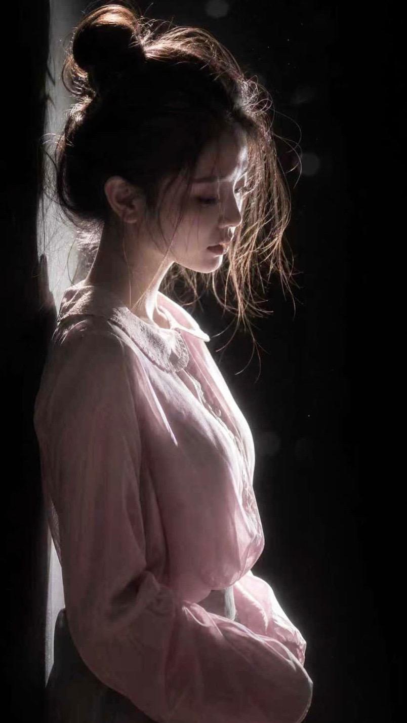 分享一句话：
“成年人的顶级清醒：减少分享欲，人前守嘴，人后守心。”
破碎感 侧
