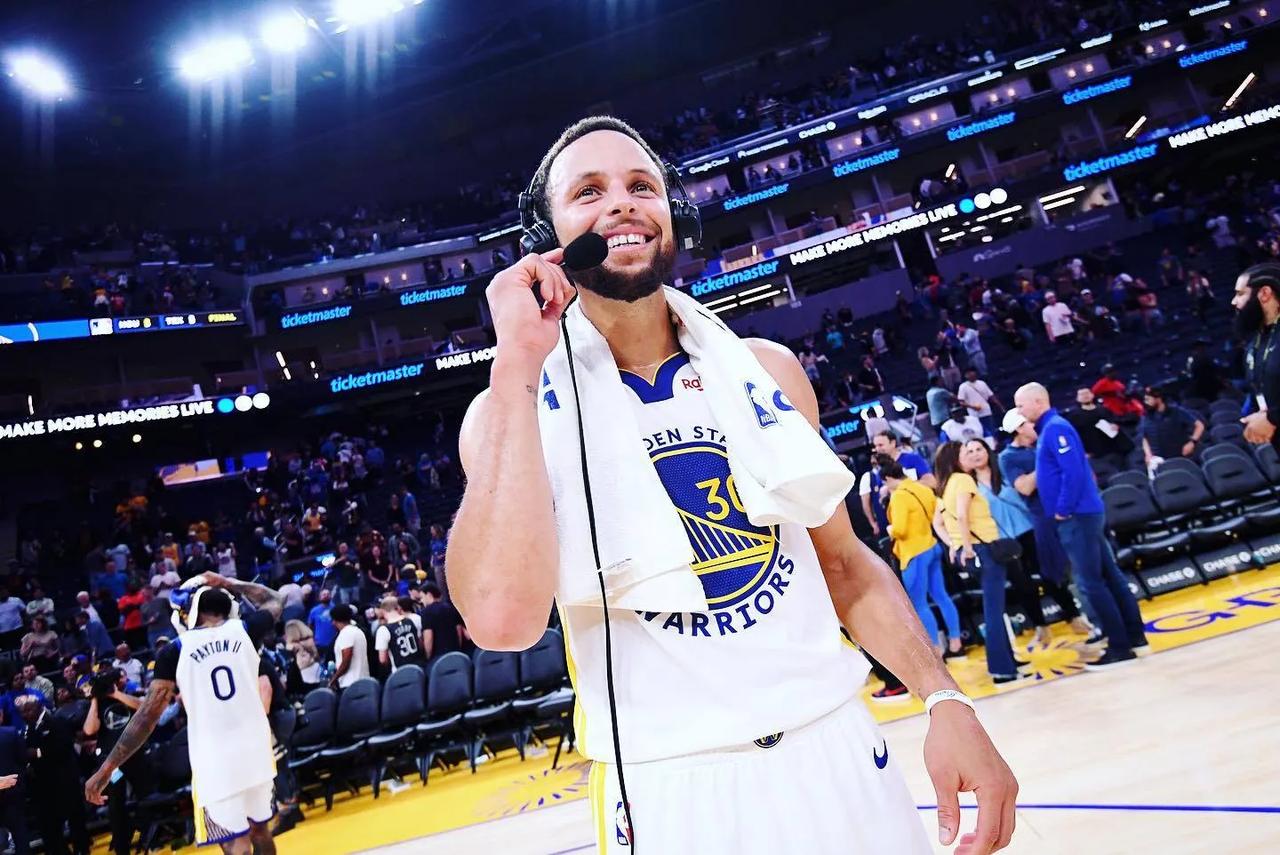 不偏不倚，NBA现役球员中，历史地位排名前15的球员：

1、勒布朗-詹姆斯
主