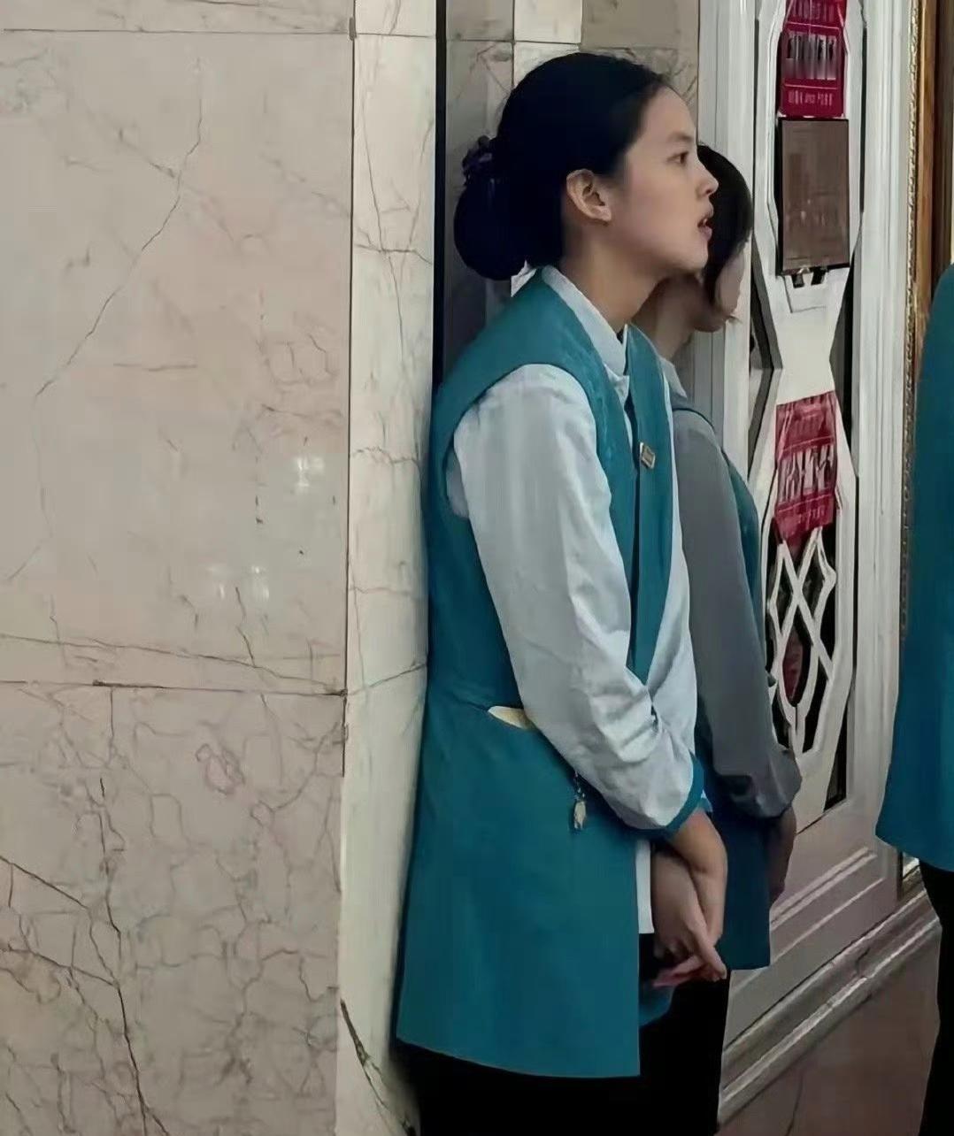 谁能预料到，这个服务员，将来会成为一个大明星 ​​​