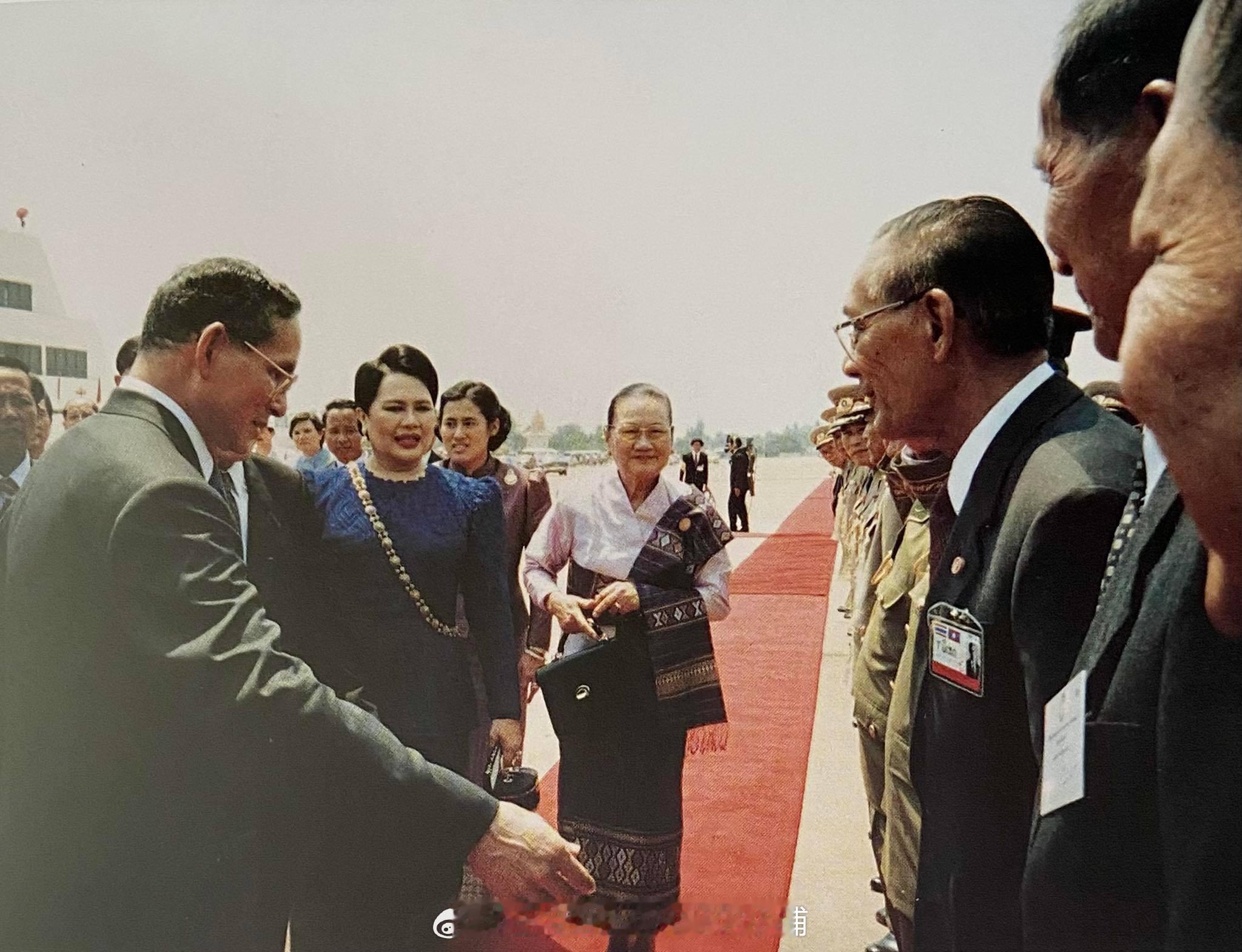 王室王室泰国王室暹罗往事 老照片：1994年4月8日，九世红唇姐和大婶，出席泰老