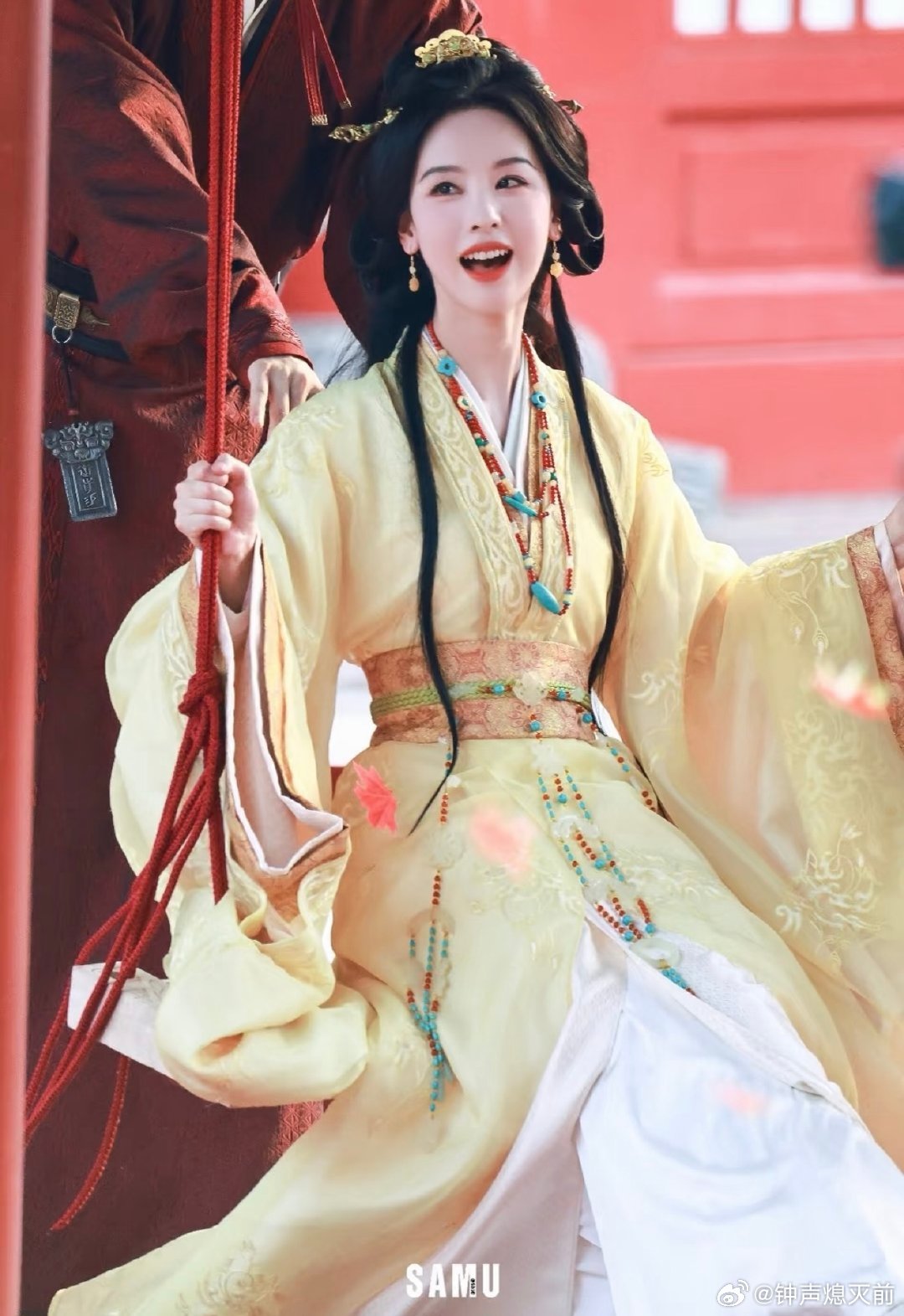 其实质感还是有差别的，就这样复制粘贴撞妆造，方思哲是真会偷懒啊 