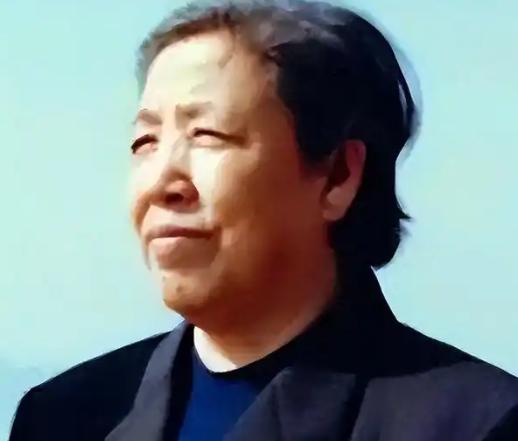 她是华国锋同志的夫人，行事低调的有些“离谱”，拒绝组织配的专车，天天骑自行车上下