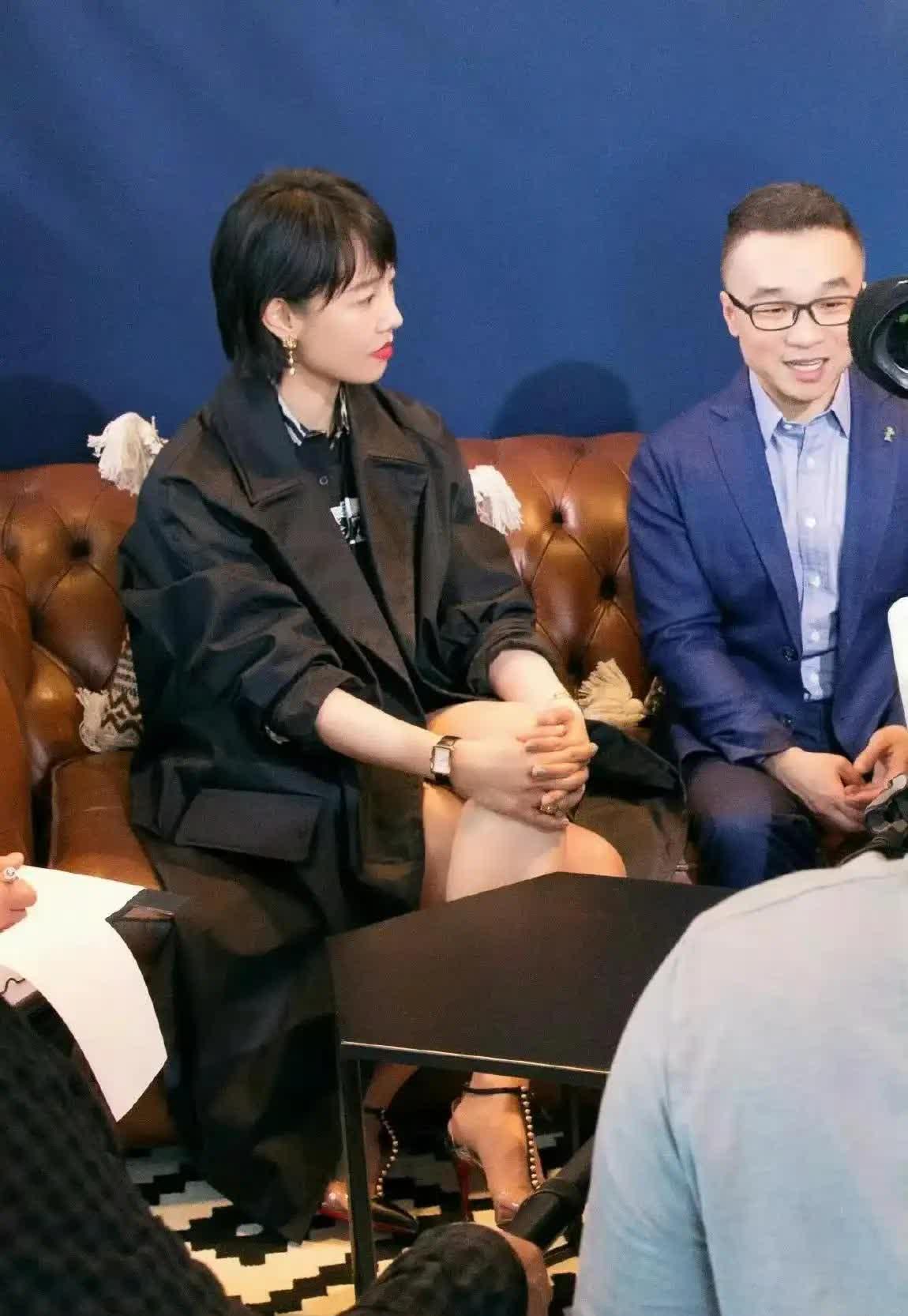 白百何对肉色丝袜真是情有独钟，每次穿上这种透光的丝袜，整个人立马就不一样了。那种