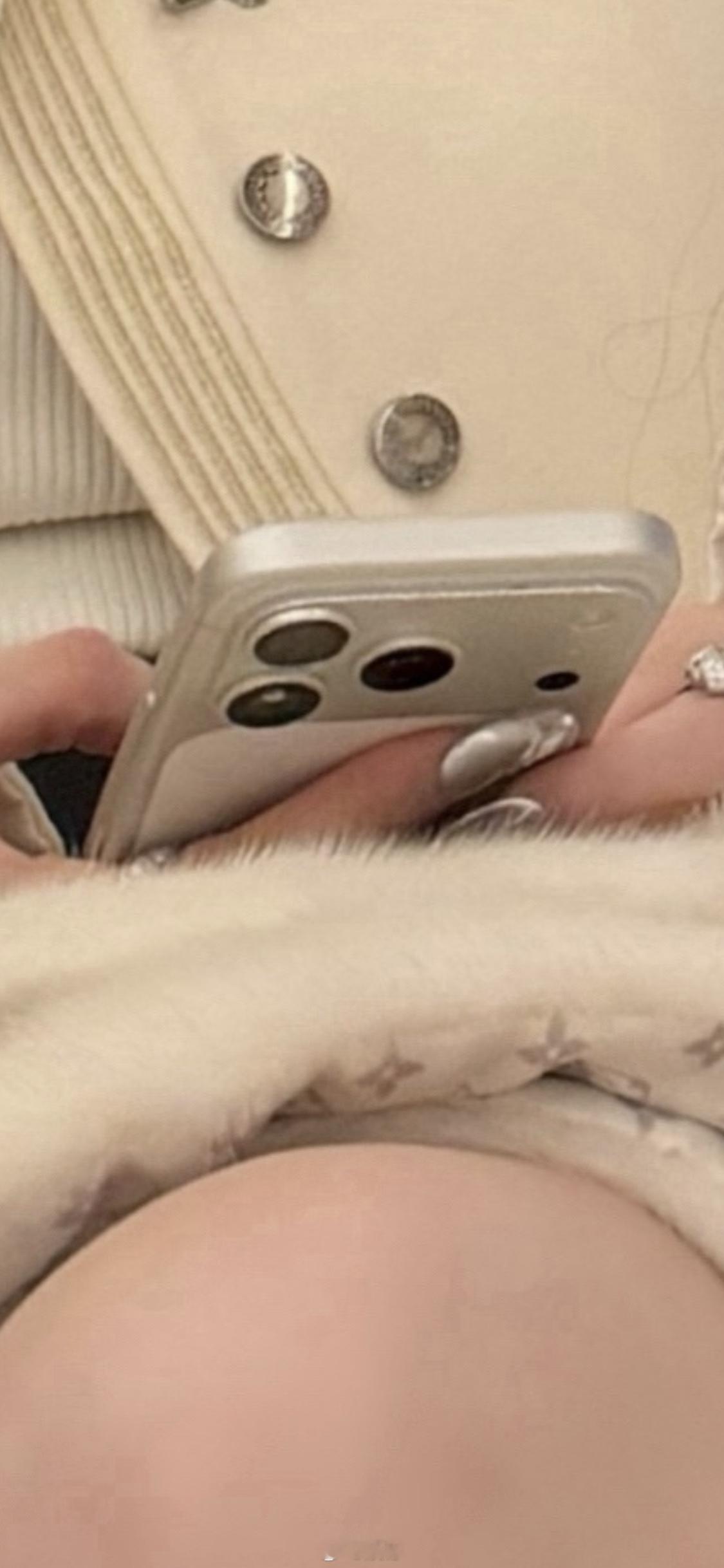 消费升级，飞机上的有钱人已经用上了最新款的iPhone 17 Pro Max！ 