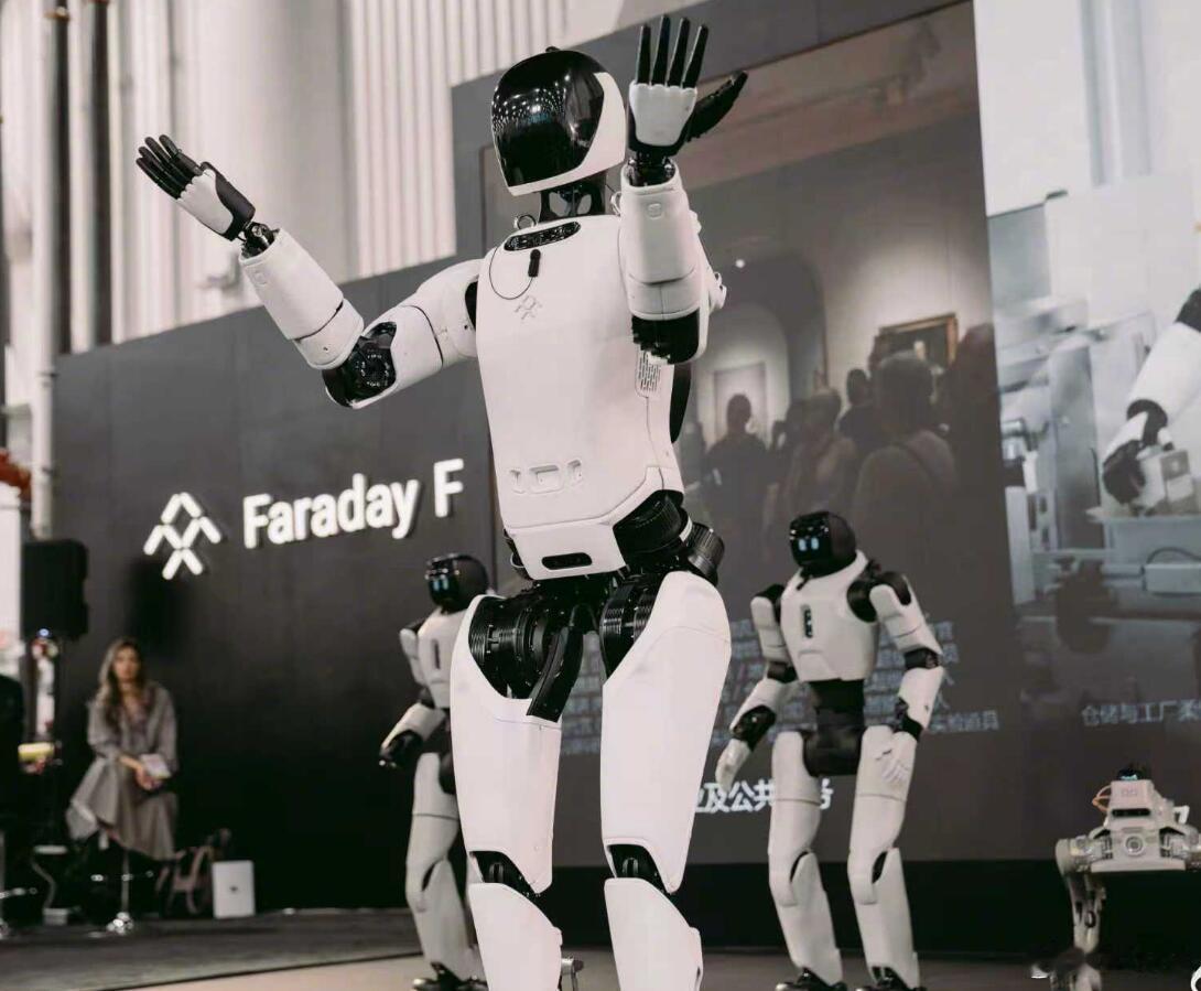 贾老板硬气了，在造了几台车之后，现在又发布了机器人，只是不知道能否量产。这条新赛