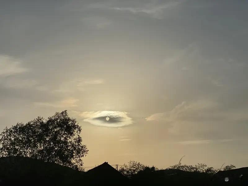 看到“苍天有眼照世界”这个上联，我琢磨着下联得和它对仗工整，还得有韵味。
从“苍