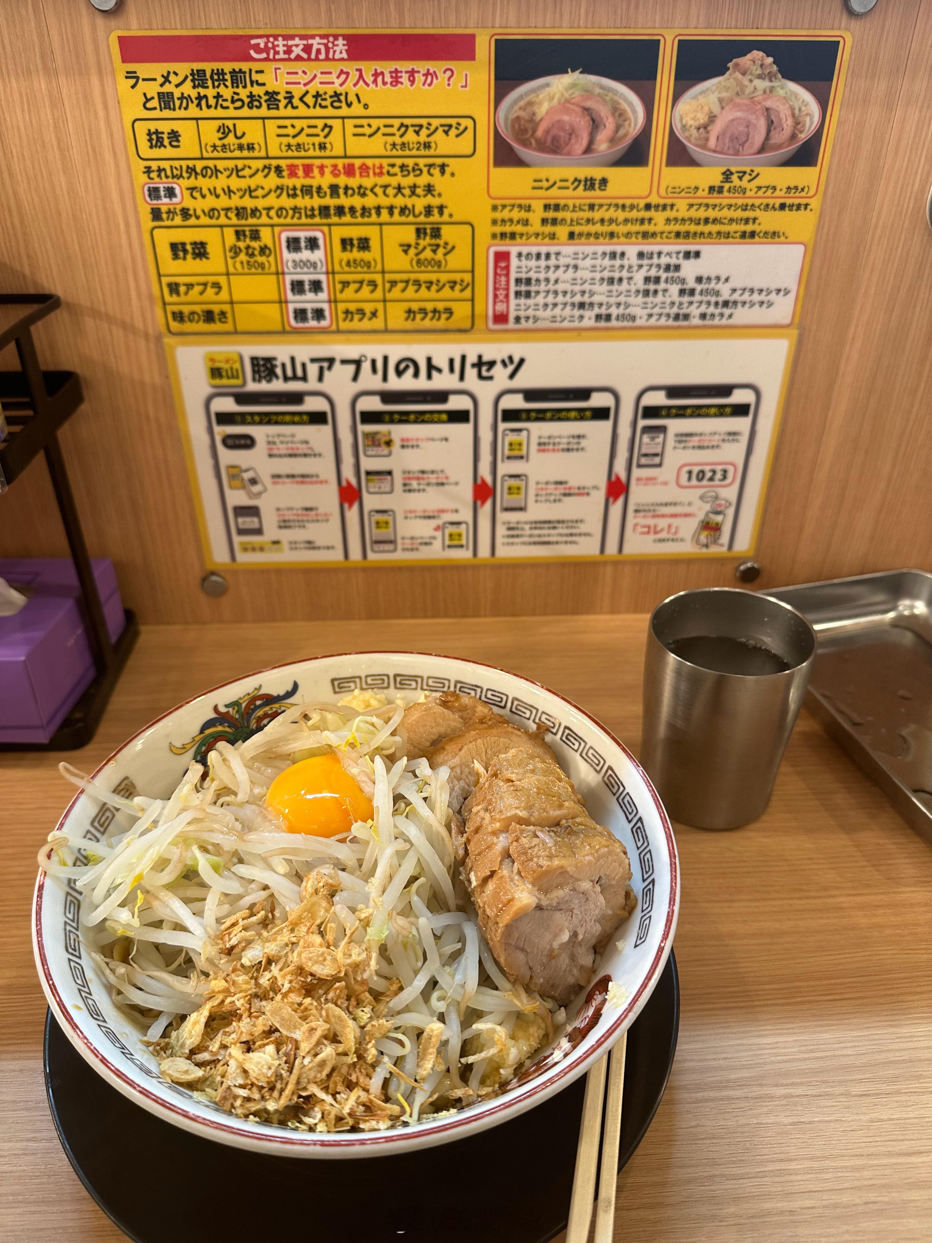 饭点了，哪款拉面你最爱？第一张是 日本最近挺流行的二郎系拉面。第二张是日本中部农