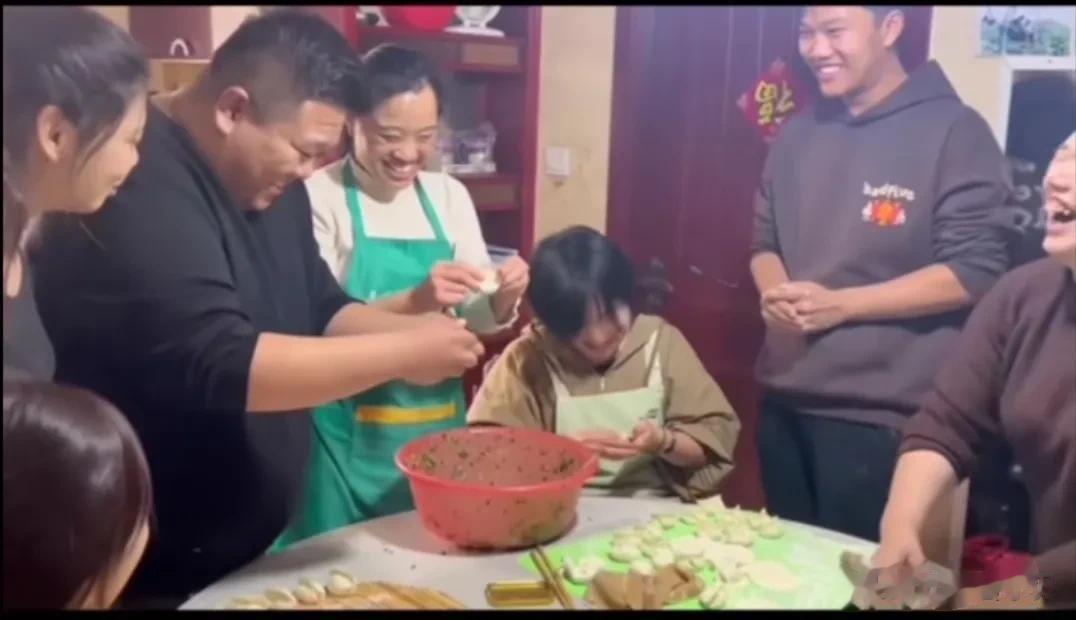 解清帅回家后第一顿团圆饺子好欢乐。
大妹妹和二哥上街买肉馅包饺子，紧紧抱住哥哥胳