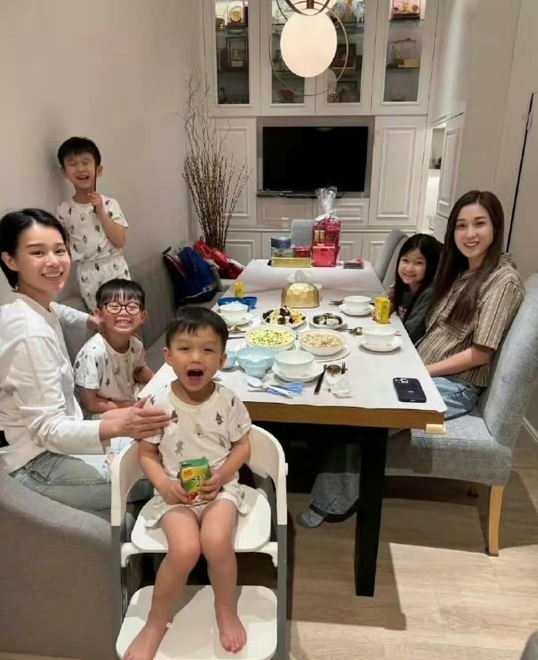 香港寸土寸金，连视后胡杏儿的客厅也显局促，可见在港买豪宅绝非易事。
